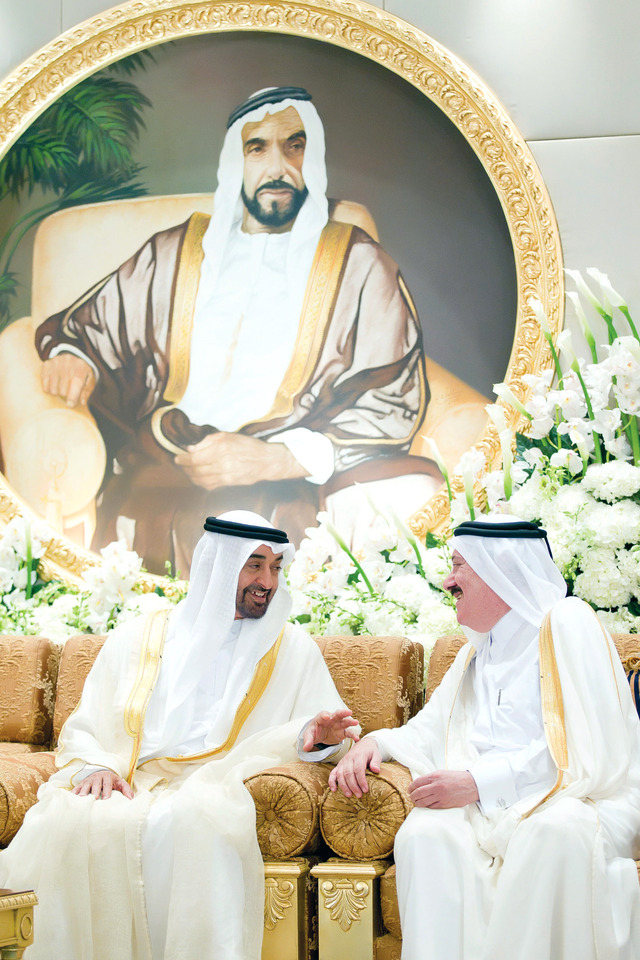 ".. وسموه يتقبل تهاني أحد المواطنين"