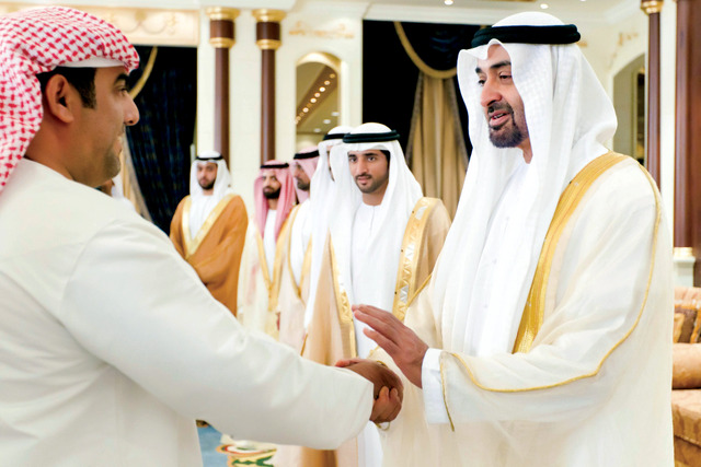 "محمد بن زايد يستقبل المهنئين بحضور حمدان بن محمد وأولياء العهود"