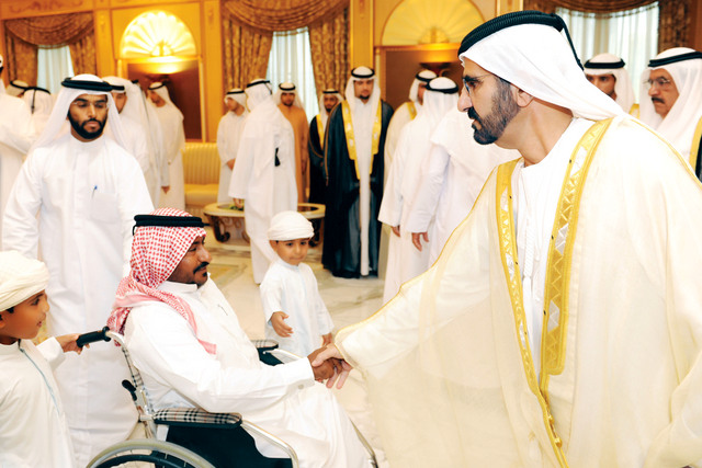 "نائب رئيس الدولة خلال استقباله المهنئين بالعيد بحضور حمدان بن محمد وحمدان بن راشد والشيوخ"