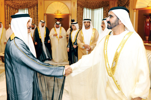 "محمد بن راشد خلال استقباله محمد القمزي بحضور حمدان بن محمد وحمدان بن راشد وأنجال الشيوخ                  تصوير: سيف محمد"