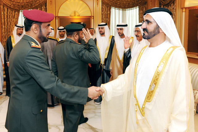 "محمد بن راشد خلال استقباله كبار ضباط القوات المسلحة بحضور حمدان بن محمد وحمدان بن راشد ومكتوم ومنصور بن محمد والشيوخ"