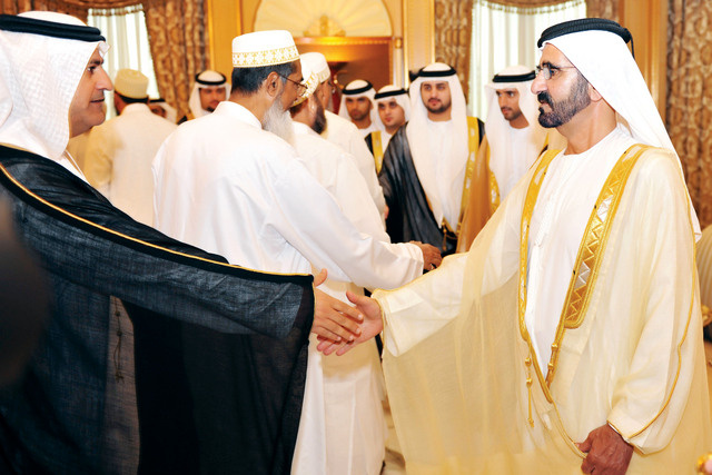 "محمد بن راشد يتلقى التهنئة بالعيد من سعيد الطاير بحضور حمدان ومكتوم ومنصور وسعيد بن محمد"