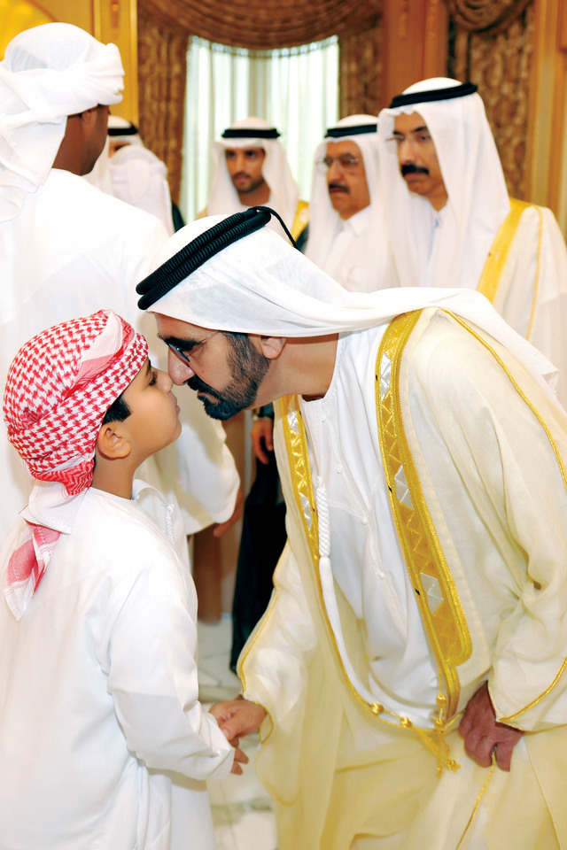 "قبلة حانية من القائد لأحد أبنائه المواطنين"