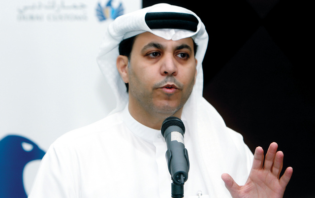 "ظاعن شاهين خلال القاء المحاضرة"