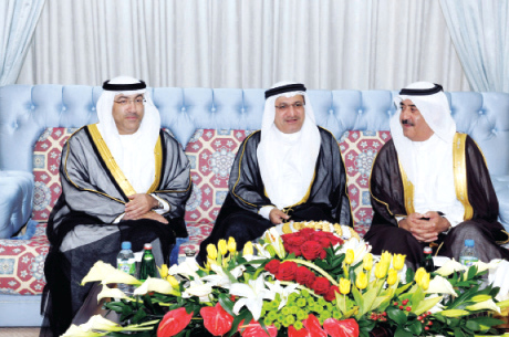 "سعود بن راشد المعلا مستقبلا حميد القطامي وعبدالرحمن العويس وام"