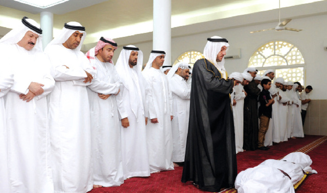 "سيف بن زايد يؤدي الصلاة على جثمان الفقيد"