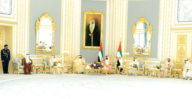 "خليفة لدى استقباله محمد بن راشد والحكام بمناسبة عيد الأضحى المبارك\tوام"