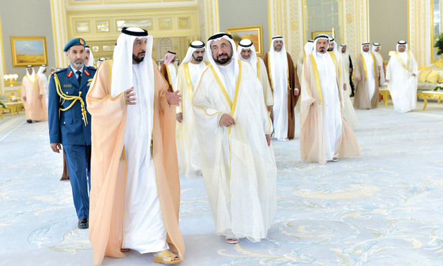 "رئيس الدولة مستقبلاً نائبه والحكام ويتجاذب الحديث مع حاكم الشارقة"