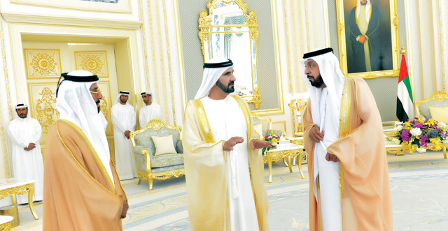 "خليفة يتجاذب الحديث مع محمد بن راشد بحضور طحنون بن محمد"