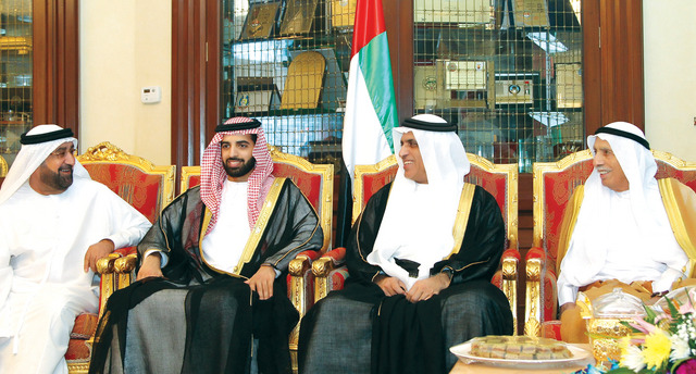 "سعود بن صقر لدى استقباله جمعة الماجد والمهنئين بحضور محمد بن سعود\t وام"