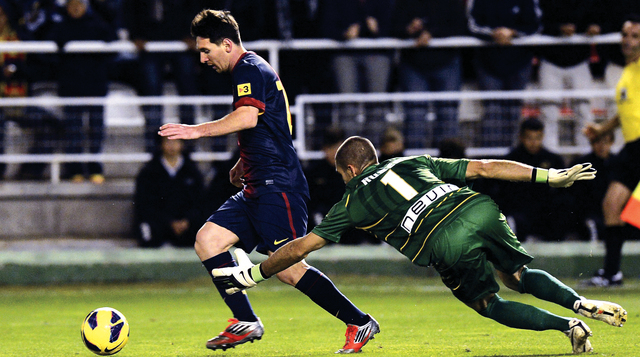 "ميسي ..يتلاعب بحارس فاليكانو \tأف ب"