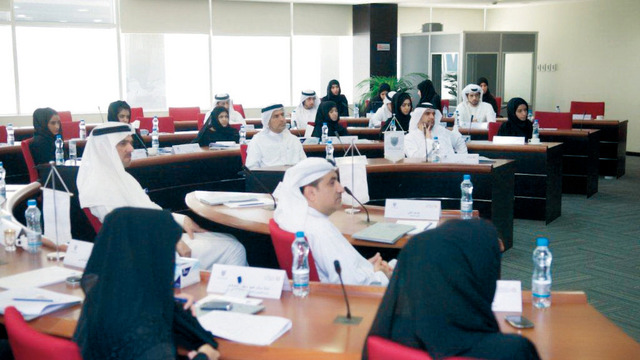 "المشاركون في الدورة بحضور عبد الرحمن آل صالح \tالبيان"