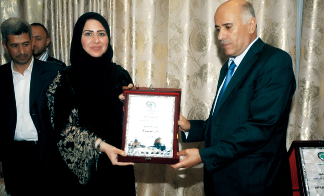 "الرجوب يكرم رئيسة وفد الإمارات أمل بوشلاخ\tمن المصدر"