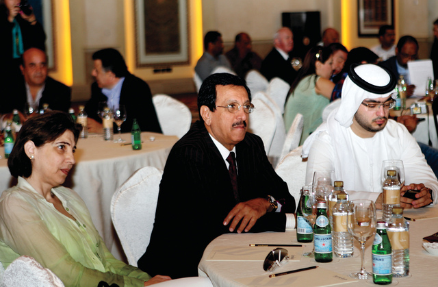 "عدنان ياسين وواجده أحمد عضوا اللجنة المنظمة خلال متابعتهما المؤتمر الصحافي"