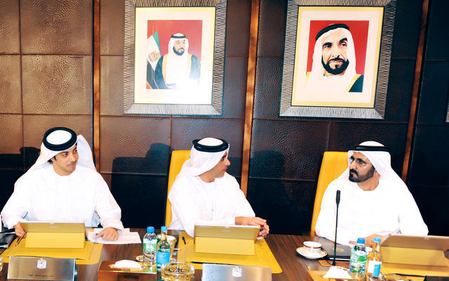 "محمد بن راشد يتبادل الحديث مع سيف ومنصور بن زايد \tتصوير ــ خليفة اليوسف"