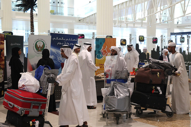 "أثناء استقبال الحجاج وتقديم الهدايا والحلوى لهم \tالبيان"