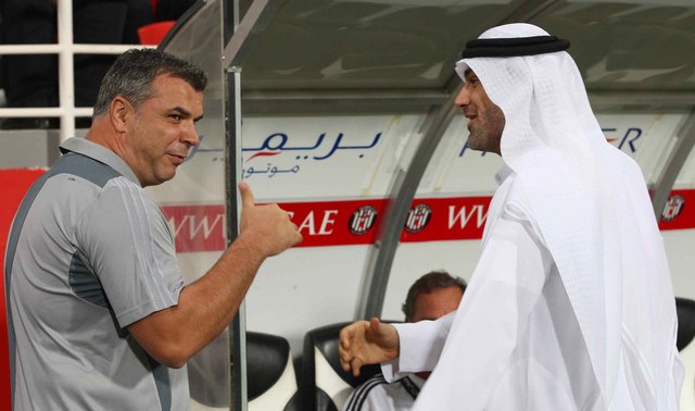 "العنزي يصافح كوزمين مدرب العين قبل خروجه من الملعب تصوير: مجدي اسكندر"