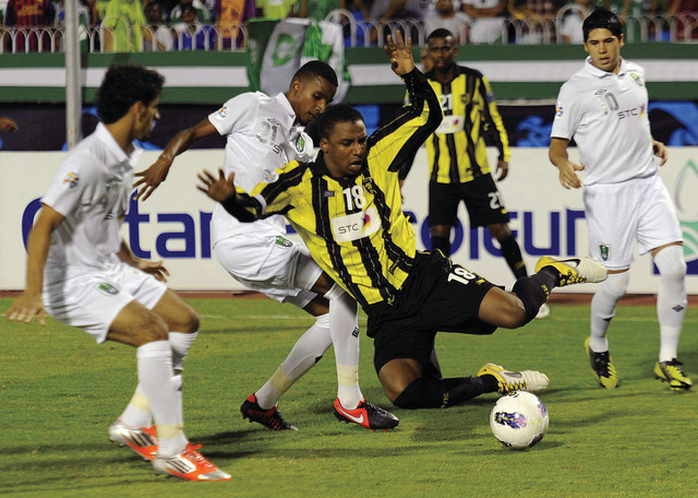 "دفاع الأهلي وقف سداً منيعاً أمام محاولات محمد نور نجم الاتحاد ا ف ب"