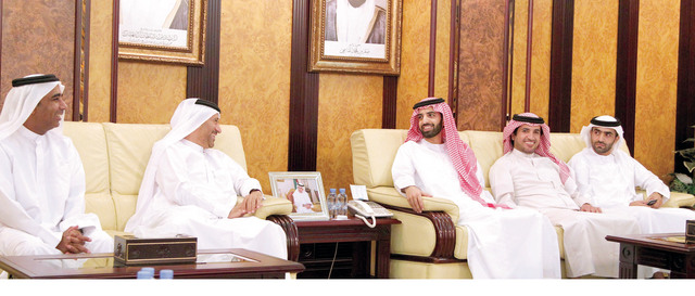 "ولي عهد رأس الخيمة خلال استقباله يوسف السركال\t وام"