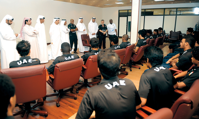 "السركال لدى لقائه بالجهازين الفني والإداري ولاعبي منتخب الشباب \t من المصدر"