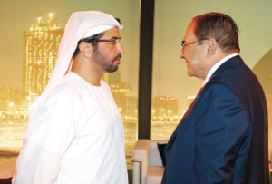 "حمدان بن زايد يتبادل الحديث مع أحد الضيوف"