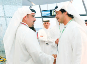 "ولي عهد البحرين يصافح منصور بن زايد"