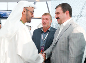 "..وسموه يصافح عدداً من الحضور"