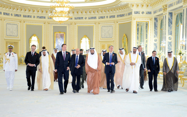 "خليفة خلال استقباله كاميرون بحضور سلطان ومحمد بن زايد وطحنون بن محمد وهزاع ومنصور وعبد الله بن زايد وأنور قرقاش"
