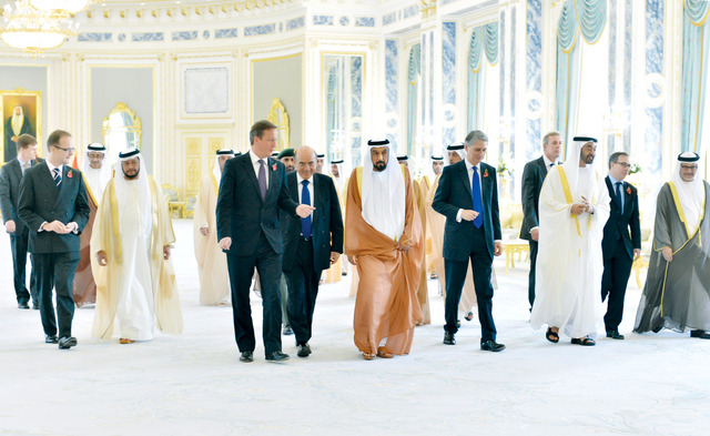 "خليفة مستقبلاً كاميرون بحضور سلطان ومحمد بن زايد والشيوخ"