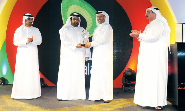 "ولي عهد الفجيرة يتلقى درع اتحاد الكرة من يوسف السركال"