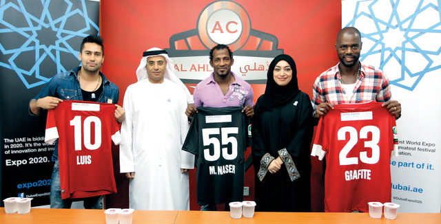 "مسؤولو ونجوم الأهلي خلال المؤتمر الصحافي\tمن المصدر"