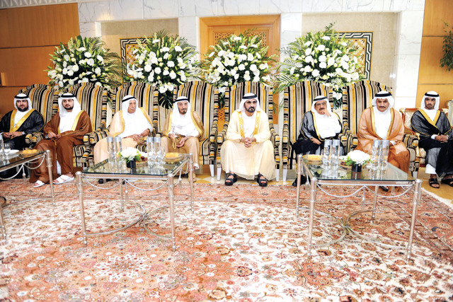 "محمد بن راشد وحمدان بن راشد ومكتوم بن محمد وأحمد بن الشيخ مجرن وسعيد بن حمدان وجمعة الماجد وسلطان بن مجرن ونجله بطي \t\tتصوير ــ سيف محمد"