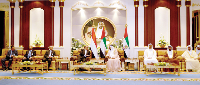 "خليفة لدى استقباله الرئيس اليمني بحضور محمد وحمدان بن زايد وطحنون بن محمد والوفد المرافق لهادي \t وام"