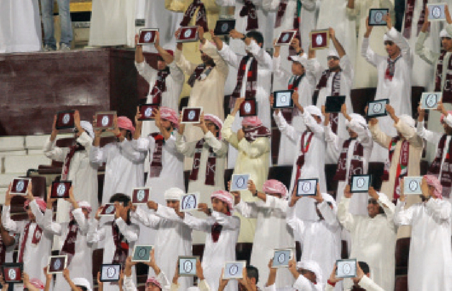 "جمهور الوحدة يرفع أجهزة الأي باد عليها شعار النادي \t تصوير - مجدي إسكندر"