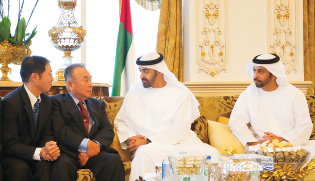 "محمد بن زايد لدى استقباله ناوكي كورودا بحضور حمدان بن زايد \t وام"