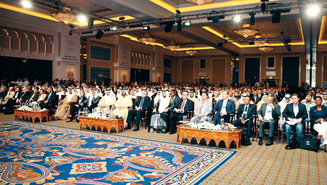 "محمد بن راشد وحمدان ومكتوم بن محمد وأحمد بن سعيد وعبد اللطيف الزياني وجوردن براون خلال الجلسة الافتتاحية"