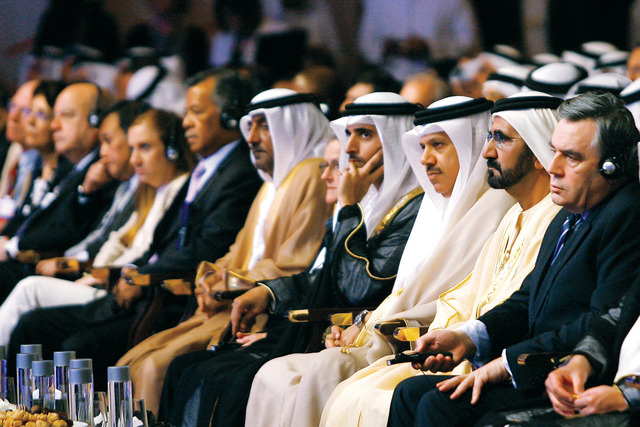 "محمد بن راشد خلال حضوره القمة الخامسة لرؤساء مجالس الأجندة العالمية بحضور حمدان ومكتوم بن محمد وأحمد بن سعيد\t تصوير- خليفة اليوسف"