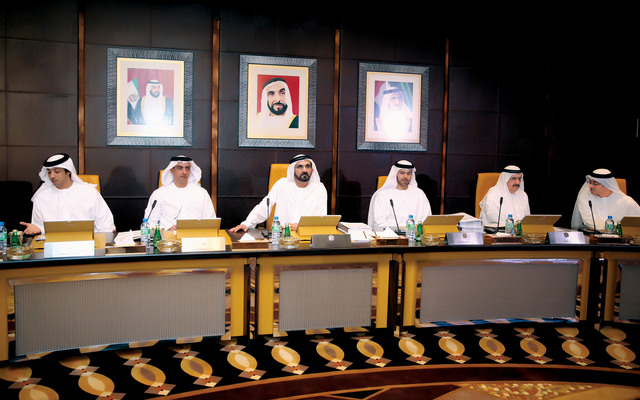 "محمد بن راشد مترئساً اجتماع مجلس الوزراء بحضور سيف ومنصور بن زايد وحمدان بن راشد وعبد الله بن زايد ومحمد القرقاوي \t تصوير : خليفة اليوسف"