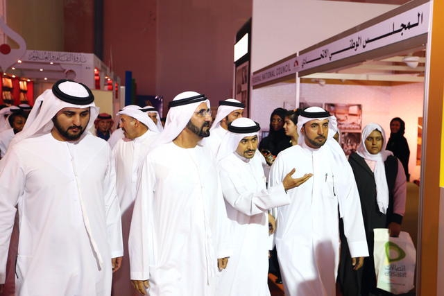 "محمد بن راشد خلال زيارته المعرض وبرفقته مكتوم بن محمد ومصبح راشد الفتان وسلطان السبوسي تصوير ــــ محمد هشام"