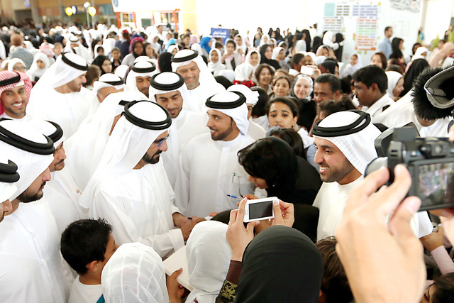 "محمد بن راشد محاطاً بأبنائه الطلاب والطالبات خلال جولته في معرض الكتاب بالشارقة\t تصوير ــــ محمد هشام"
