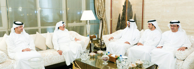 "محمد بن زايد مستقبلاً متعب بن عبد الله بحضور هزاع ومنصور وعبد الله بن زايد\t\t وام"