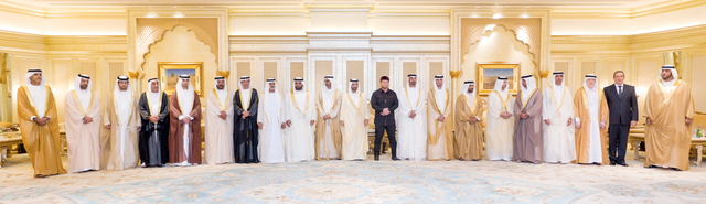 "محمد بن زايد يتوسط المدعوين بحضور محمد بن حمد الشرقي والرئيس الشيشاني وحمدان وهزاع بن زايد والشيوخ وكبار المسؤولين \t من المصدر"