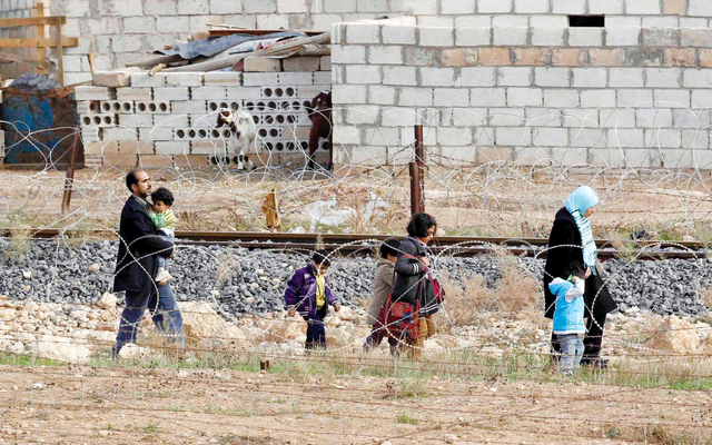 "سكان من بلدة الغجر برأس العين يفرون عبر السياج الحدودي إلى تركيا \tرويترز"