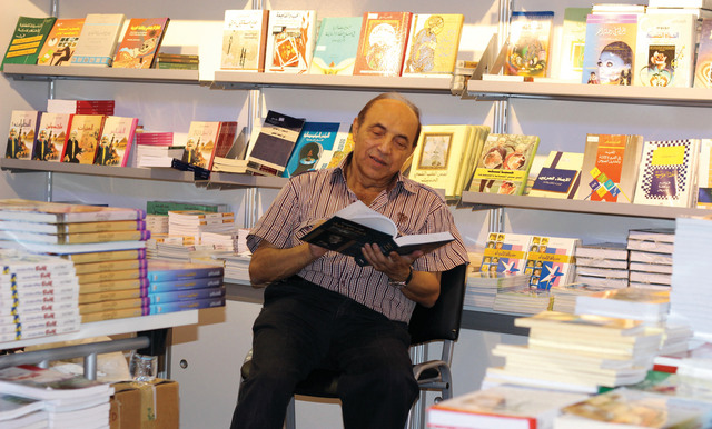"أحمد بحسون يقرأ موسوعة جبران خليل جبران في الجناح الخاص بمؤسسته في معرض الكتاب \tالبيان"