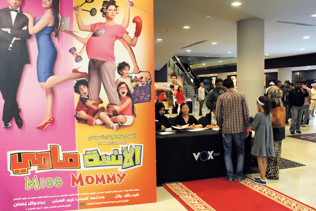 "إقبال على دور العرض لمتابعة الفيلم في دور السينما المحلية"
