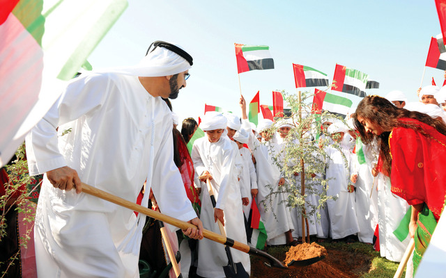 "نائب رئيس الدولة يساهم بيده الكريمة ومجموعة من الأبناء بتثبيت شجرة الاتحاد\tتصوير ـــ سيف محمد"