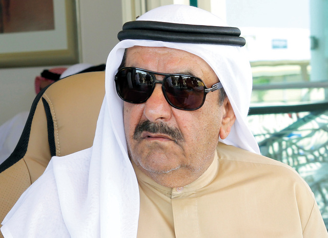 "حمدان بن راشد خلال متابعته السباق"