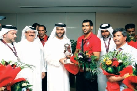 "اللاعبون يقدمون كأس المركز الثاني إلى النابودة"