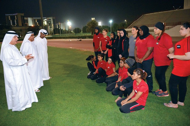 "عبد الملك والكمالي وعوض خلال لقائهم اللاعبات في المعسكر تصوير - جابر عابدين"