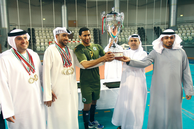 "الملا يسلم كأس الطائرة إلى الشباب  \t تصوير -  مجدي اسكندر"